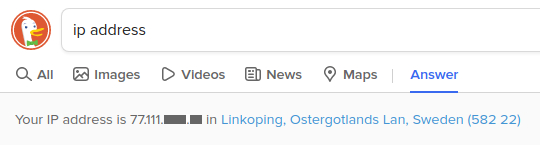Zrzut ekranu z wyników wyszukiwania na stronie DuckDuckGo. Pod paskiem wyświetla się adres IP, w którym zakryłem ostatnie cyfry, a także informacja, że to lokalizacja w Szwecji