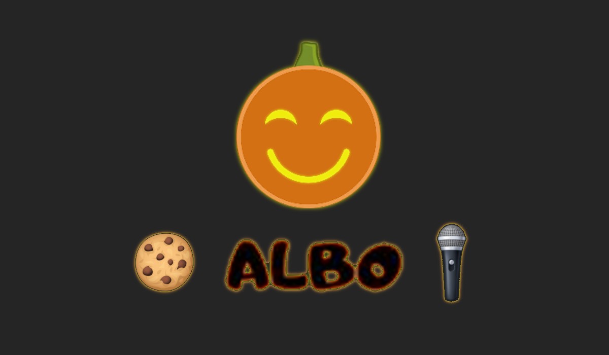 Logo Ciemnej strony przerobione na hallowenową dynią. Pod spodem widać napis mający oznaczać „ciasteczko albo podsłuch”, przy czym ciasteczko jest w formie emoty, a podsłuch w formie emotki mikrofonu.