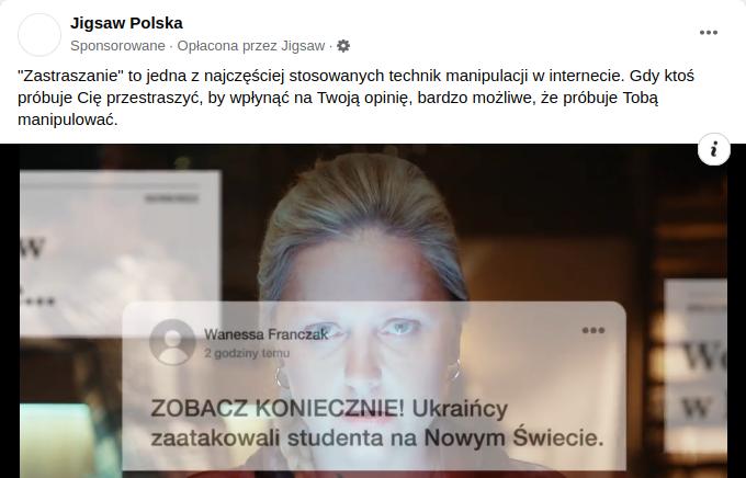 Kadr z filmiku od Jigsaw Polska, pokazujący kobietę z przerażoną miną, a na pierwszym planie półprzezroczyste fake newsy. Podpis u góry mówi, że zastraszanie to jedna z najczęstszych technik manipulacji