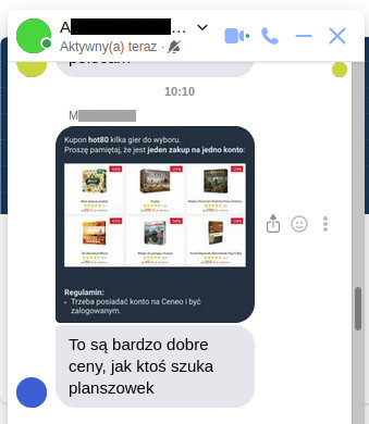 Zrzut ekranu z Messengera w wersji na komputer. Obrazki osób zostały zakryte kolorami. Widać, że jedna z osób wysłała zdjęcie z promocją, a pod nim pisze, że to dobra cena za gry planszowe.