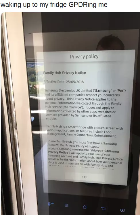 Zdjęcie panelu na drzwiach lodówki wyświetlającego komunikat o polityce prywatności.