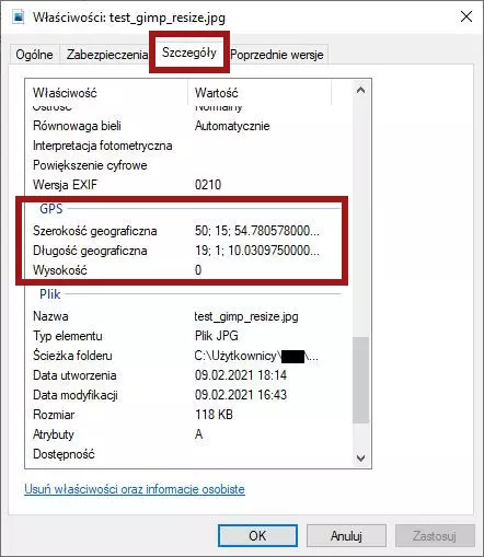 Okno Windowsa pokazujące listę informacji o zdjęciu, pogrupowanych pod nagłówkami. Dorysowana czerwona ramka otacza nagłówek 'GPS' oraz wartości 'długość' i  'szerokość' znajdujące się pod nim.