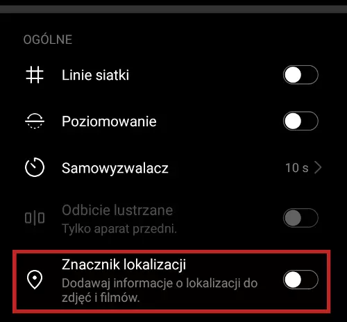 Menu z ustawieniami aplikacji Aparat na telefonie. Dorysowany czerwony kwadrat otacza opcję znaczników lokalizacji, którą można włączać lub wyłączać suwakiem.