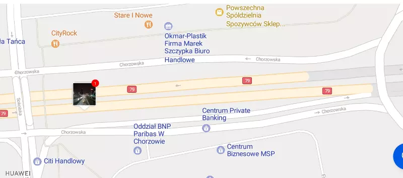 Screenshot prostej mapy pokazujący czerwony znacznik lokalizacji na jezdni. Blisko niego, po lewej stronie, oznaczenie kładki nad drogą. Podpisana nazwa ulicy: Sokolska.