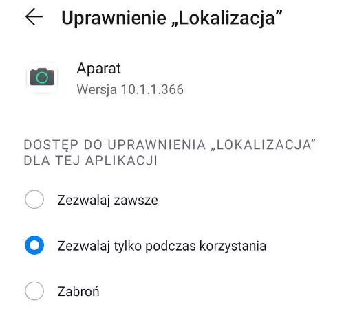 Ekran Menedżera Uprawnień systemu Android. Widać na nim nagłówek 'Lokalizacja', ikonę aplikacji 'Aparat' oraz trzy opcje: włączenie, włączenie tylko podczas korzystania albo wyłączenie.