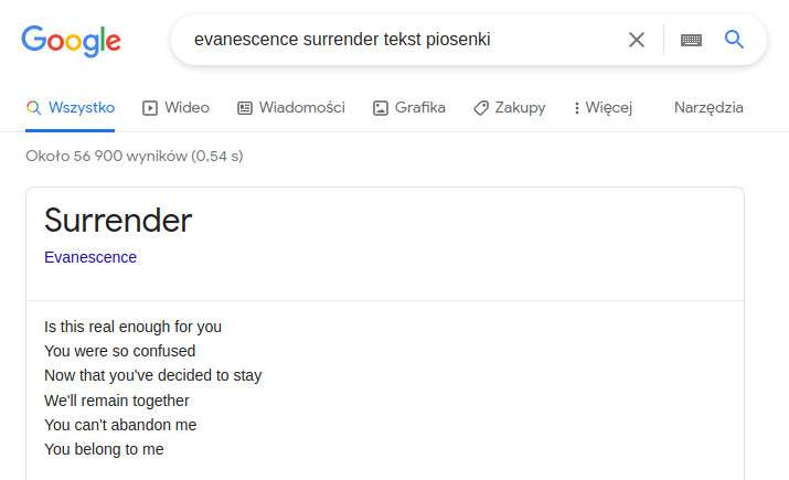 Fragment panelu pod wynikami wyszukiwania, pokazujący tekst piosenki Evanescence, 'Surrender'. Ostatnie widoczne słowa to 'you can't abandon me, you belong to me'.