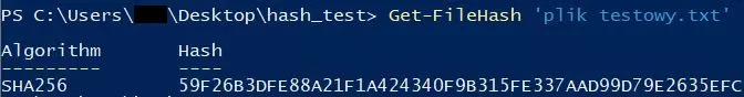 Zrzut ekranu PowerShella. Na ciemnoniebieskim tle widać u góry, za strzałką, wpisany tekst 'Get-FileHash plik testowy.txt'. Tekst poniżej zawiera tekst SHA256 pod nagłówkiem 'Algorithm' oraz długi ciąg liter i cyfr pod nagłówkiem 'Hash'.