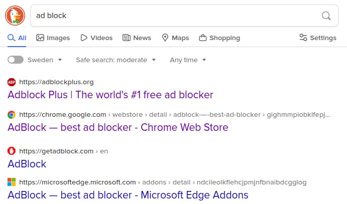 Wyniki wyszukiwania hasła 'adblock' w DuckDuckGo. Widać cztery nazwy stron, bez opisów. Prowadzą do dodatków o nazwach AdBlock oraz AdBlock Plus.