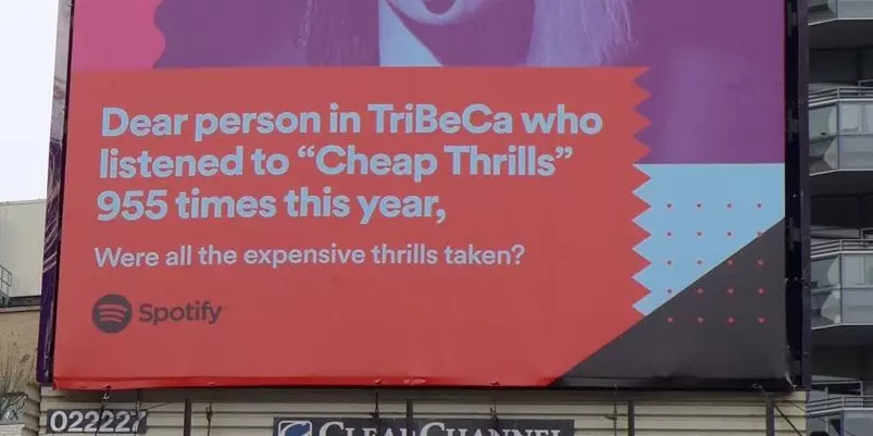 Billboard z napisem 'Dear Person in TriBeCa who listened to Cheap Thrills 955 times this year. Were all the expensive thrills taken?'