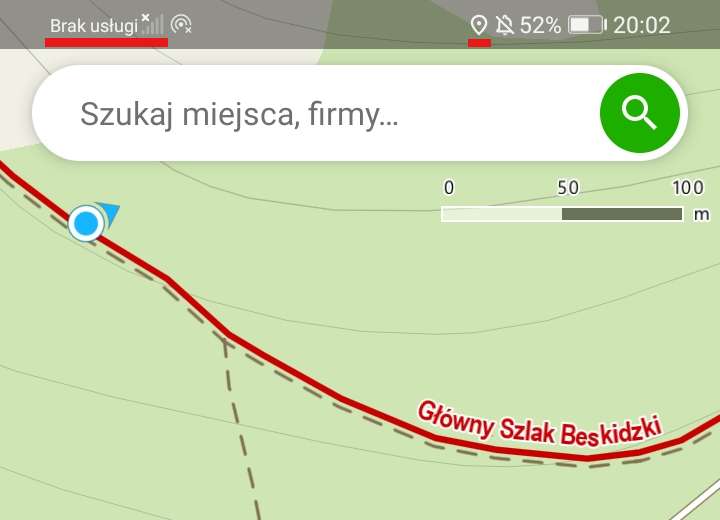 Zrzut ekranu z telefonu, pokazujący fragment mapy turystycznej oraz niebieską kropkę odpowiadającą aktualnemu położeniu właściciela. W górnym pasku z informacjami wyróżniono tekst mówiący o braku zasięgu sieci. Jest tam również ikona pinezki, oznaczająca że GPS jest włączony i działa.