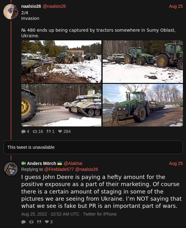Tweet pokazujący kilka zdjęć, na których żółto-zielone traktory John Deere holują porzucone rosyjskie czołgi. Pod spodem znajduje się jakiś usunięty tweet, a pod nim odpowiedź, w której autor pisze, że część zdjęć może być ustawiona w celach PR-owych, choć nie kwestionuje ich prawdziwości.