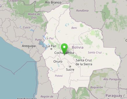 Mapka pokazująca fragment Ameryki Południowej. Boliwia jest wyróżniona jaśniejszym kolorem niż reszta, a na mieście Cochabamba umieszczona jest zielona pinezka.