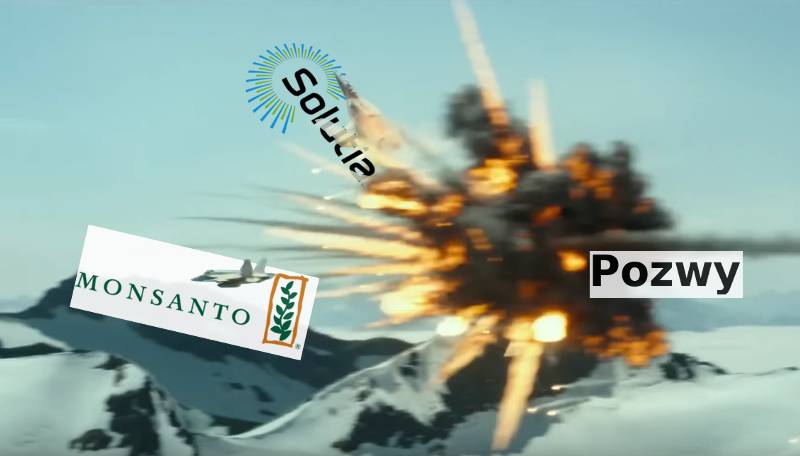 Przerobiony kadr z filmu Top Gun, pokazujący dwa samoloty i wybuchającą rakietę. Na smugę po rakiecie nałożono napis 'Pozwy'. Na jeden z samolotów, objęty płomieniami wybuchu, logo firmy Solutia. Drugi samolot, lecący przed siebie poza obszar wybuchu, znajduje się na tle loga Monsanto.