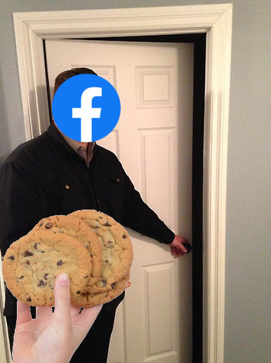 Przeróbka drugiego panelu z mema. Na pierwszym planie doklejono rękę trzymającą kilka ciasteczek. Na drugim planie ochroniarz uchyla drzwi. Zamiast twrzy ma naklejone logo Facebooka.