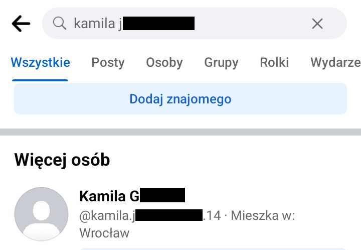 Zrzut ekranu pokazujący wyniki wyzukiwania na Facebooka. W górnej części widać wyszukiwarkę i wpisane tam imię i nazwisko (częściowo zakryte). Pod spodem widać proponowany profil należący do dziewczyny o innym nazwisku.