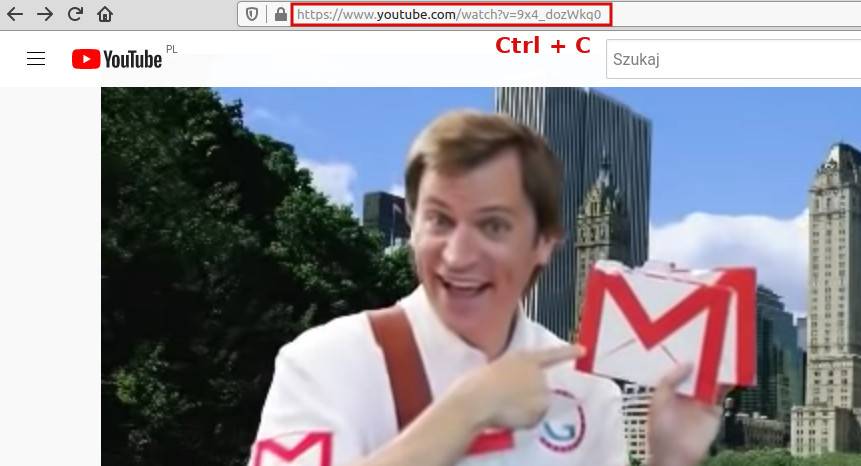 Zrzut ekranu z YouTube'a. Widoczna stopklatka z filmiku pokazuje uśmiechniętego mężczyznę trzymającego koperty w kształcie ikony Gmaila. Adres strony z górnego paska wyróżniono czerwoną ramką, a pod spodem dodano napis 'Control plus C'.